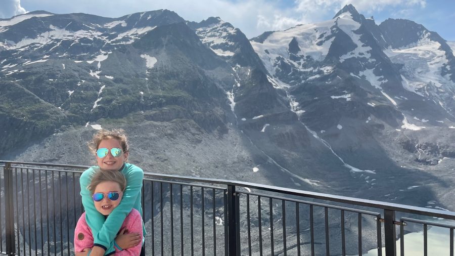 alpenstrasse met kinderen